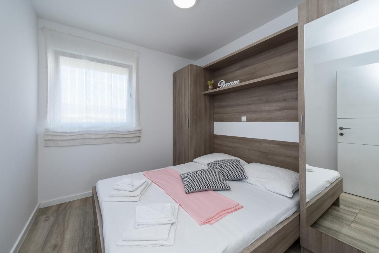 Apartments & Rooms Danivan Pool Villas B نوفاليا المظهر الخارجي الصورة